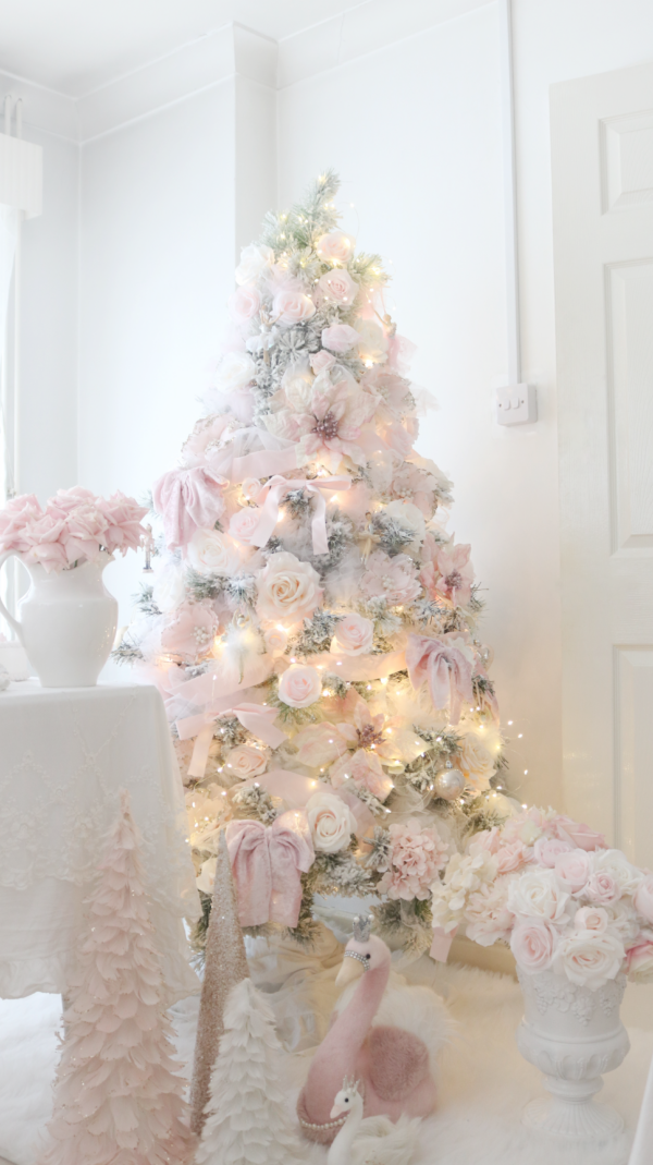 WHERE TO FIND THE MOST BEAUTIFUL CHRISTMAS DECOR PIECES La Vania   Foto 12 Pink Christmas Tree Lavaniablog 600x1069 